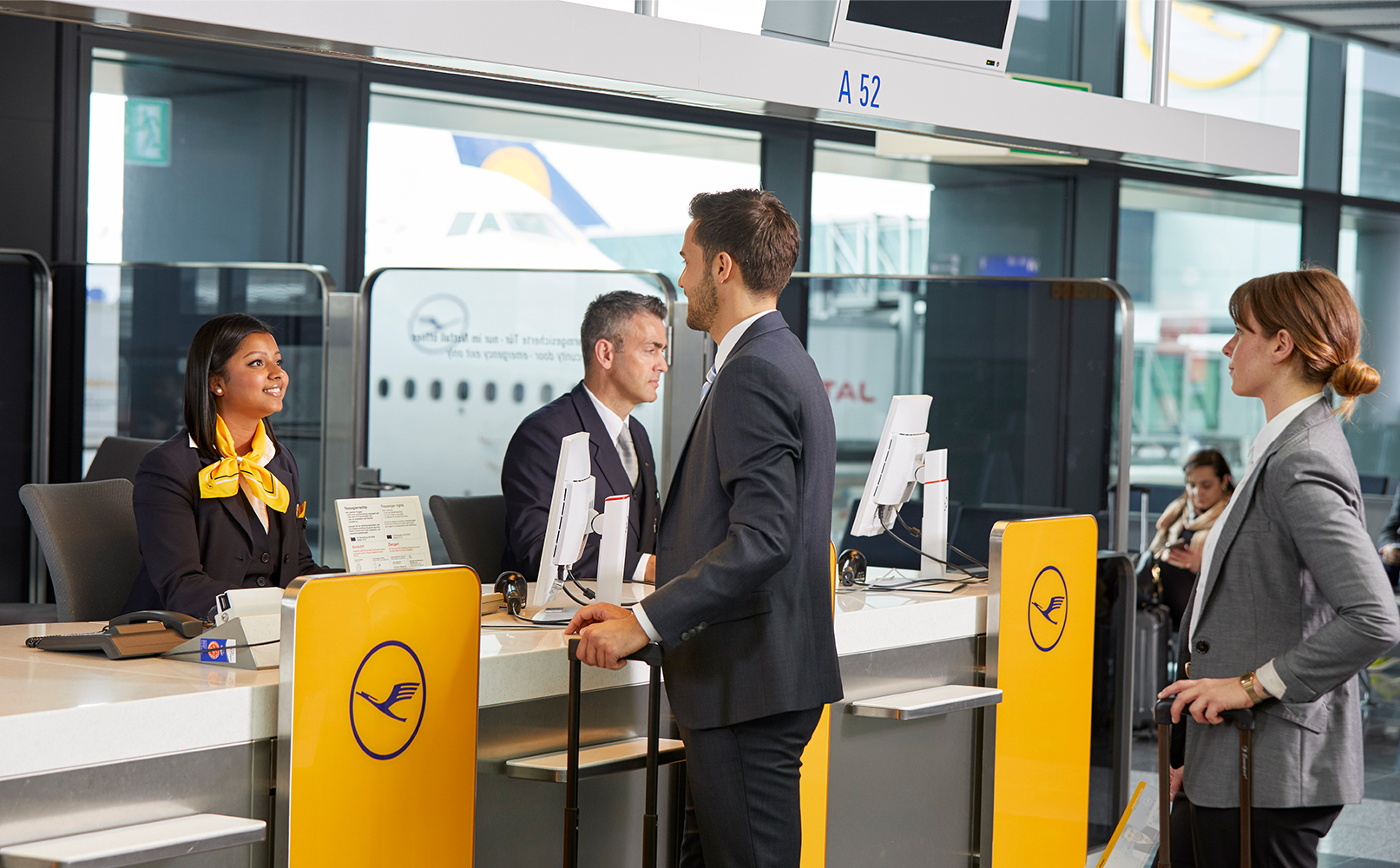 Kunden am Lufthansa Airlines Schalter